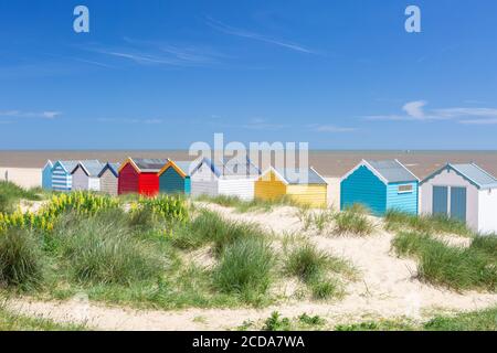 Cabanes de plage colorées, Southwold, Suffolk, Royaume-Uni. Destination de vacances en bord de mer britannique. Banque D'Images