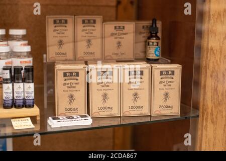 Divers produits de bien-être contenant du cannabidiol à spectre complet (CBD) de R+R Medicinals, y compris des teintures à l'huile et des gels souples, sont exposés au marché de la luzerne, une épicerie à Boulder, Colorado, le 6 août 2020. Les détaillants traditionnels sont de plus en plus entrés sur le marché des produits contenant du cannabis (CBD). Crédit photo R+R Medicinals. () Banque D'Images