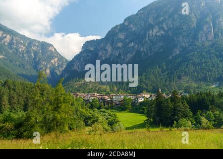 Paysage de montagne à Tesero dans la vallée de Fiemme, Dolomites, Trentin-Haut-Adige, Italie, en été Banque D'Images