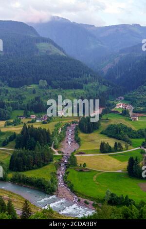 Paysage de montagne à Tesero dans la vallée de Fiemme, Dolomites, Trentin-Haut-Adige, Italie, en été Banque D'Images