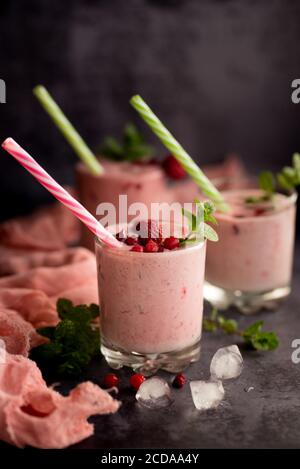 Verres de smoothie aux baies sur fond sombre. Banque D'Images