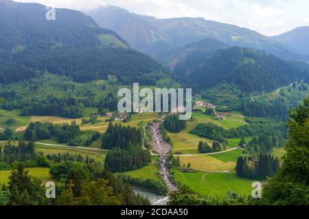 Paysage de montagne à Tesero dans la vallée de Fiemme, Dolomites, Trentin-Haut-Adige, Italie, en été Banque D'Images