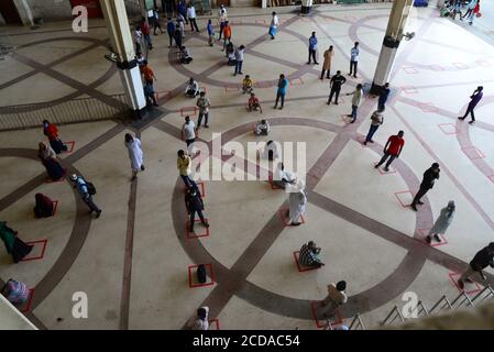 Les voyageurs bangladais ont fait la queue pour maintenir des attentes sociales de distanciation afin de recueillir des billets à la gare de Kamalapur à Dhaka, au Bangladesh, le 30 mai 2 Banque D'Images
