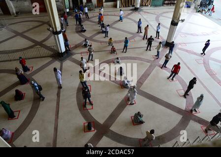 Les voyageurs bangladais ont fait la queue pour maintenir des attentes sociales de distanciation afin de recueillir des billets à la gare de Kamalapur à Dhaka, au Bangladesh, le 30 mai 2 Banque D'Images