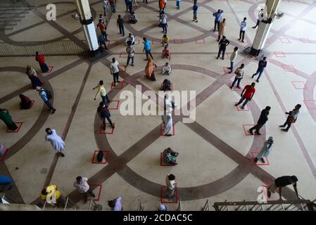 Les voyageurs bangladais ont fait la queue pour maintenir des attentes sociales de distanciation afin de recueillir des billets à la gare de Kamalapur à Dhaka, au Bangladesh, le 30 mai 2 Banque D'Images