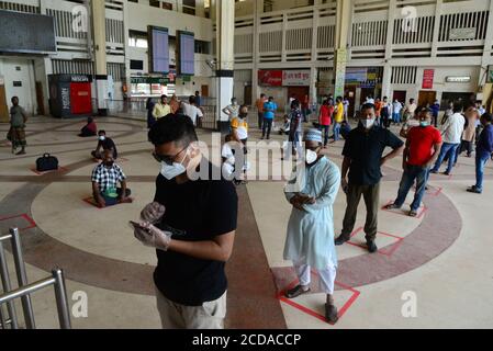 Les voyageurs bangladais ont fait la queue pour maintenir des attentes sociales de distanciation afin de recueillir des billets à la gare de Kamalapur à Dhaka, au Bangladesh, le 30 mai 2 Banque D'Images