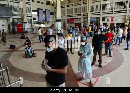 Les voyageurs bangladais ont fait la queue pour maintenir des attentes sociales de distanciation afin de recueillir des billets à la gare de Kamalapur à Dhaka, au Bangladesh, le 30 mai 2 Banque D'Images