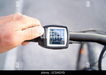 E contrôle de la vitesse et de l'alimentation de l'ordinateur de vélo. Vélo électrique Banque D'Images