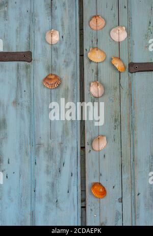 une décoration mobile ou suspendue de carillon de vent sur une vieille porte  en bois pastel peint en rade chic panneaux Photo Stock - Alamy