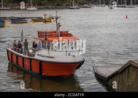 Ferry entre Town Quay à Fowey et Polruan Quay on La rivière Fowey en Cornouailles Angleterre Banque D'Images