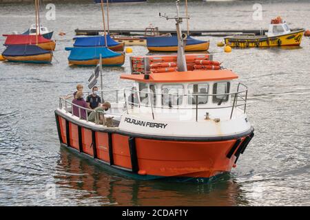 Ferry entre Town Quay à Fowey et Polruan Quay on La rivière Fowey en Cornouailles Angleterre Banque D'Images