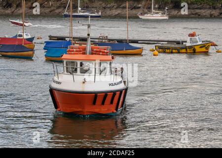 Ferry entre Town Quay à Fowey et Polruan Quay on La rivière Fowey en Cornouailles Angleterre Banque D'Images