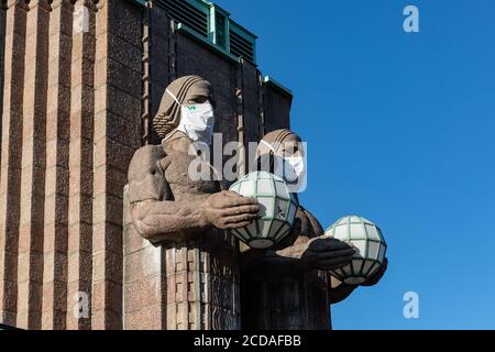 Statues sphériques ou sculptures portant un masque facial portant le logo VR-Yhtymä Oy à la gare centrale d'Helsinki, en Finlande Banque D'Images