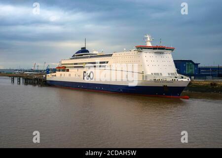 Fierté de Rotterdam, ferry P & O, de Hull à Rotterdam, Hull Docks, Hull, Royaume-Uni au coucher du soleil, en soirée Banque D'Images