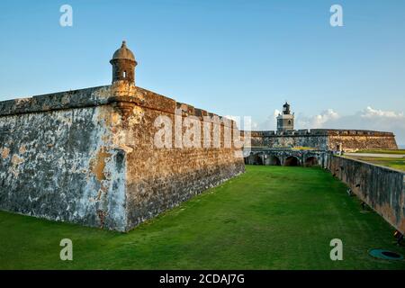 Château de San Felipe del Morro (El Morro) (années 1540-1786) et le phare (1846/1908), Site Historique National de San Juan, San Juan, Puerto Rico Banque D'Images