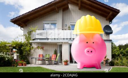 Économisez de l'argent avec Piggy Bank Protect en utilisant Hard Hat Banque D'Images