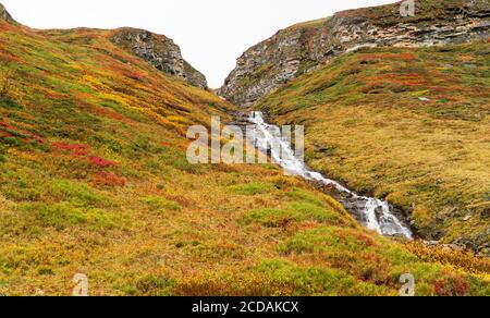 Petit craquement descendant le long d'une colline Banque D'Images