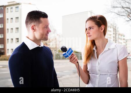 Actualités journaliste de presse entretien avec microphone. Deux personnes Banque D'Images