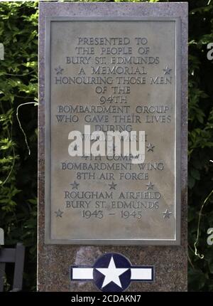 BURY ST EDMUNDS, ROYAUME-UNI - 01 août 2020 : 94e plaque commémorative du groupe de bombardement sur le terrain de la cathédrale St Edmundsbury. Banque D'Images