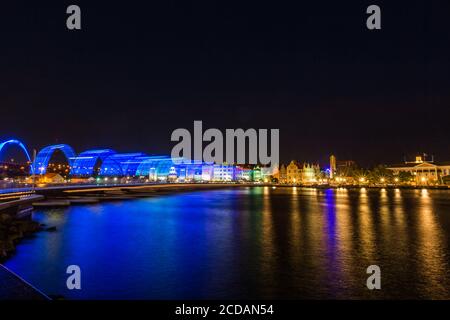 Vue de nuit sur le pont Queen Emma, un pont-ponton balançant construit à l'origine en 1888 en face de la baie de St Anna, reliant Otrabanda et Punda à Willemst Banque D'Images