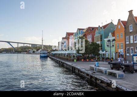 Tôt le matin, vue sur le front de mer de Punda à Willemstad, la capitale de Curaçao. Les bâtiments traditionnels de style colonial hollandais font face à la Sainte Anna Banque D'Images