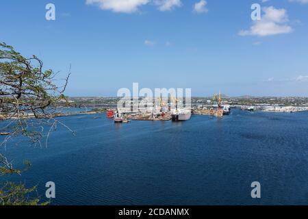 Le port de Willemstad, capitale de la nation insulaire des Caraïbes de Curaçao se trouve dans le lagon Schottegat, un grand lagon naturel relié à l'océan Banque D'Images