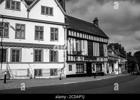 Une photo en noir et blanc d'une vue sur Tomvland en direction de la rue Magdalen dans la ville de Norwich, Norfolk. Les anciens bâtiments en vue comprennent l'ancien club Sampson & Hercules (qui a fermé il y a plusieurs années) et le pub Louis Marchesi. Le Louis Marchesi a été autour pendant plusieurs années et étant une vraie bière et pub traditionnel, il vaut la visite pour goûter les bières et admirer l'architecture historique. Banque D'Images