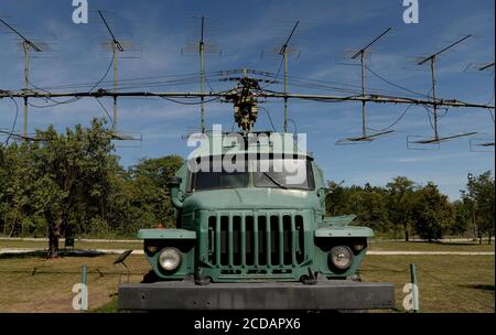 La station radar mobile P-18 exposée au musée.le musée militaire de Zánka est un exposition en plein air contenant une variété d'armurerie utilisée par les forces de défense hongroises. Zánka est un village du comté de Veszprém situé sur les rives du lac Balaton, à 150 km au sud-ouest de la capitale, Budapest, Hongrie. Banque D'Images