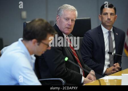 Par intérim du secrétaire américain à la sécurité intérieure Chad F. Wolf, à droite, Mark Meadows, assistant du président et chef de cabinet, au centre, écoute le président des États-Unis Donald J. Trump et le vice-président des États-Unis Mike Pence lors d'une visite au siège de l'Agence fédérale de gestion des urgences (FEMA) pour un exposé sur l'ouragan Laura.Credit: Erin Scott/Pool via CNP/MediaPunch Banque D'Images