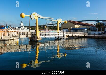 Le pont en porte-à-faux Leonard B. Smith, de l'autre côté de l'entrée du Waaigat sur Heerenstraat dans la section de Punda de Willemstad, la capitale du CA Banque D'Images