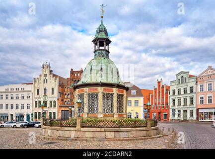 Place du marché avec la fontaine de 1602 dans la vieille ville de Wismar. Mecklenburg-Vorpommern, Allemagne Banque D'Images