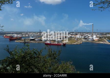 La raffinerie de pétrole Isla dans le port de Willemstad, capitale de la nation insulaire des Caraïbes de Curaçao dans le lagon Schottegat, un grand lagon naturel Banque D'Images