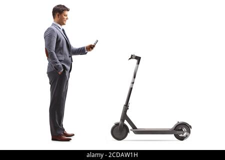 Homme louant un scooter électrique avec une application de téléphone mobile isolé sur fond blanc Banque D'Images