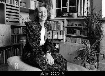 Susan Attenborough, chef d'école primaire et fille de David Attenborough chez elle à Surrey. 29 novembre 1991. Photo: Neil Turner Banque D'Images
