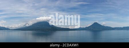 Vue panoramique sur le lac Atitlan, le volcan Toliman à gauche et le volcan San Pedro à droite. Prise de la route à Santa Catarina Palopó, Guatemala. Lac ATI Banque D'Images