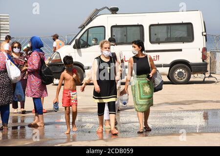 Rabat, Maroc. 27 août 2020. Des personnes portant des masques sont vues près d'une plage à Rabat, Maroc, le 27 août 2020. Le Maroc a signalé jeudi 1,221 nouveaux cas de COVID-19, portant le nombre total d'infections dans le pays depuis le 2 mars à 57,085. Credit: Chadi/Xinhua/Alay Live News Banque D'Images