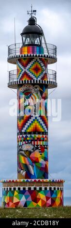 Okuda modernise la navigation avec son mélange coloré dans un phare traditionnel. Ajo cape, Cantabrie, Espagne Banque D'Images