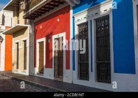 Maisons peintes en couleurs sur une rue pavée étroite dans la ville coloniale historique de San Juan, Porto Rico. Banque D'Images