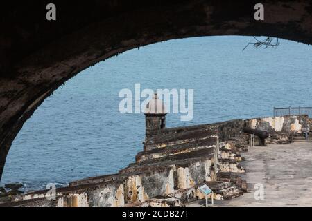 Une boîte de sentry, une guérilla ou un bartizan et un canon sur le niveau de batterie principal du Castillo San Felipe del Morro dans le vieux San Juan, Porto Rico, surplombant Banque D'Images