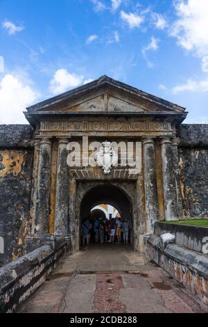 Touristes à l'entrée sur la douve sèche au Castillo San Felipe del Morro. Vieux San Juan, Porto Rico. Site historique national de San Juan et un ONU Banque D'Images