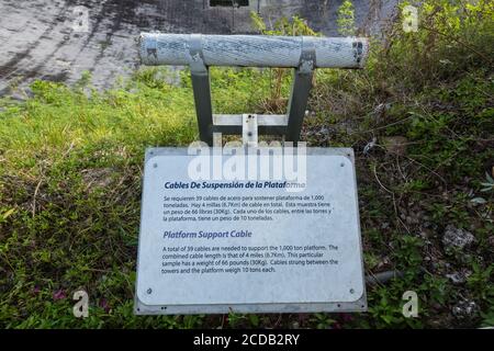 Une courte section de câbles de support en acier qui soutient la plate-forme de 900 tonnes au-dessus de la boîte du radiotélescope Arecibo près d'Arecibo, Porto Rico Banque D'Images