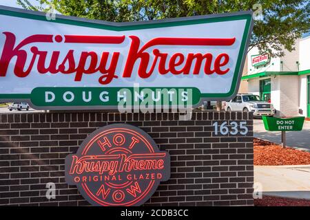 Boutique Krispy Kreme Donuts avec drive-in à Snellville (Metro Atlanta), Géorgie. (ÉTATS-UNIS) Banque D'Images