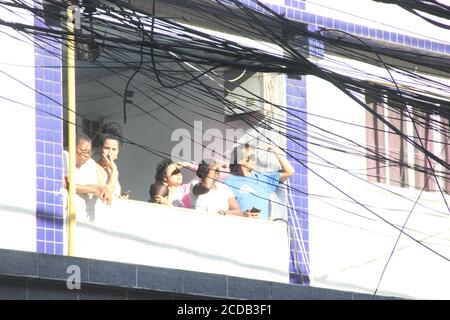 27 août 2020, Rio de Janeiro, Rio de Janeiro, Brésil : (INT) UNE famille détenue en otage par quatre criminels dans des conflits de trafic de drogues à Rio de Janeiro. 27 août 2020, Rio de Janeiro, Brésil: Entre la nuit du 26 et le 27 août, il y a eu un échange intense de tirs dans la région Estacio Centro de Rio de Janeiro, pour des litiges sur le trafic de drogues. Où les criminels affluaient vers des bâtiments et des maisons, Et dans une maison de Rua Maia Lacerda, une famille a été prise en otage par quatre criminels. Le bataillon BOPE d'opérations spéciales de la police militaire de Rio de Janeiro, a négocié pour leur surrende Banque D'Images