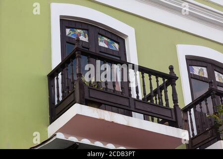 Maisons colorées dans la ville coloniale historique de San Juan, Porto Rico. Banque D'Images