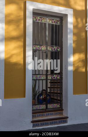 Entrée décorée dans une maison colorée dans la ville coloniale historique de San Juan, Porto Rico. Banque D'Images