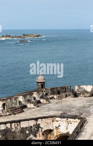 Une boîte de sentry, une guérilla ou un bartizan et un canon sur le niveau de batterie principal du Castillo San Felipe del Morro dans le vieux San Juan, Porto Rico, surplombant Banque D'Images