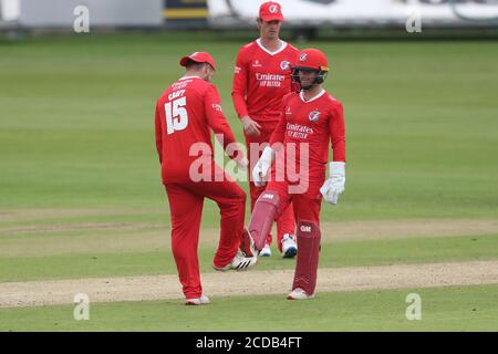 CHESTER LE STREET, ANGLETERRE. 27 AOÛT 2020 Alex Davies et Steven Croft du Lancashire célèbrent le cricket de David Bedingham lors du match de Vitality Blast T20 entre le Durham County Cricket Club et Lancashire à Emirates Riverside, Chester le Street. (Credit: Mark Fletcher | MI News) Credit: MI News & Sport /Alay Live News Banque D'Images