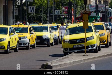 Bucarest, Roumanie - 23 juillet 2020 : de nombreux taxis sont en attente à la station de taxis de la place Unirii à Bucarest. Banque D'Images