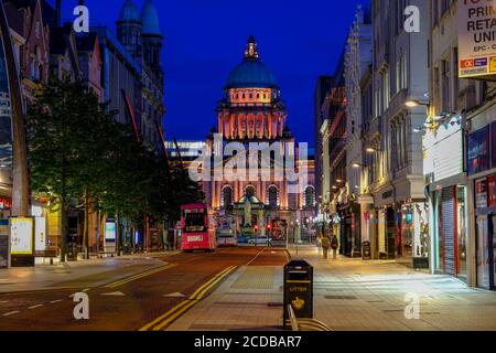 Belfast - 2019 août : hôtel de ville de nuit Banque D'Images