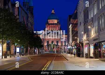 Belfast - 2019 août : hôtel de ville de nuit Banque D'Images